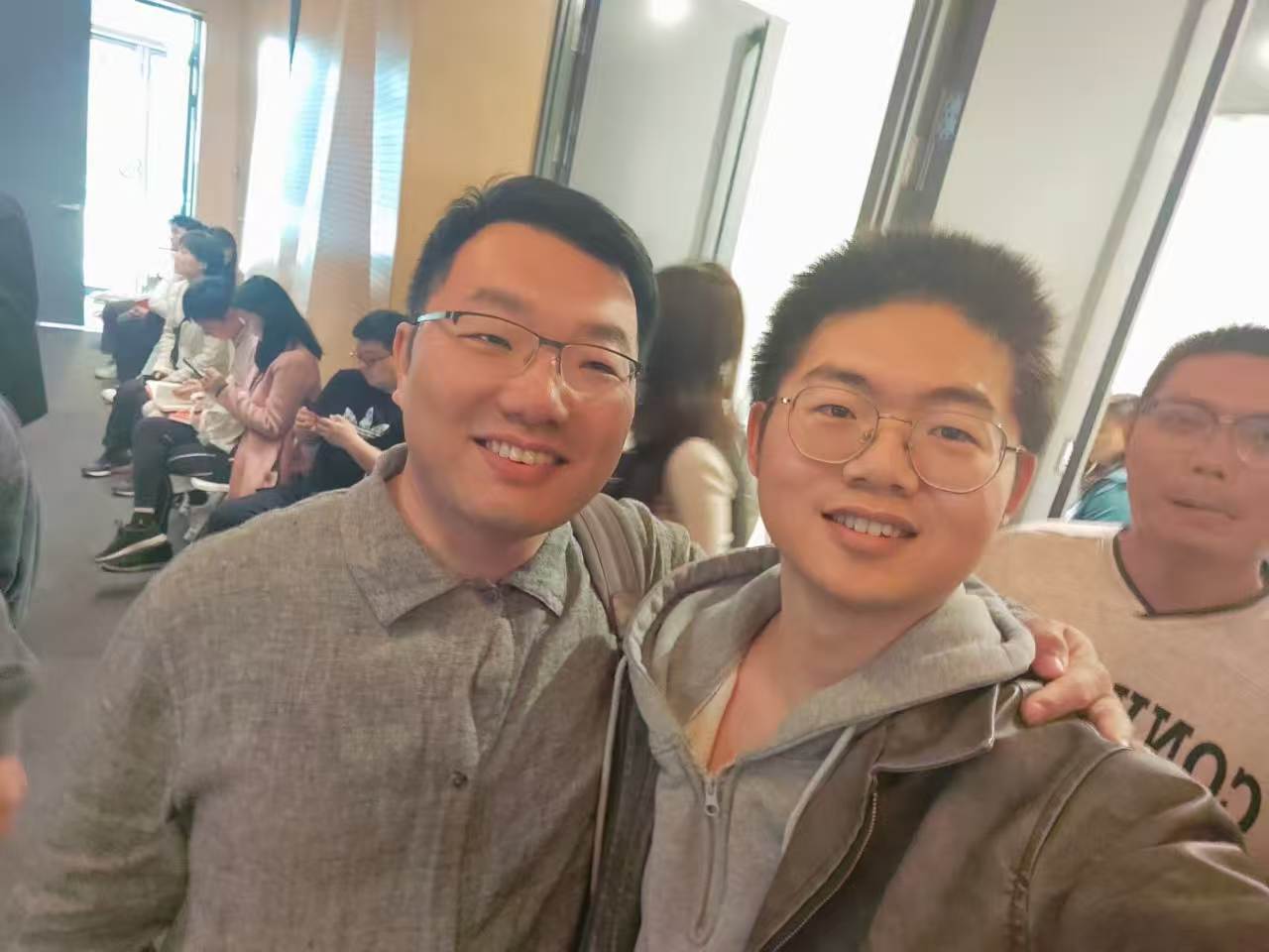 在杭州良渚文化艺术中心参加有知有行见面会时的合影